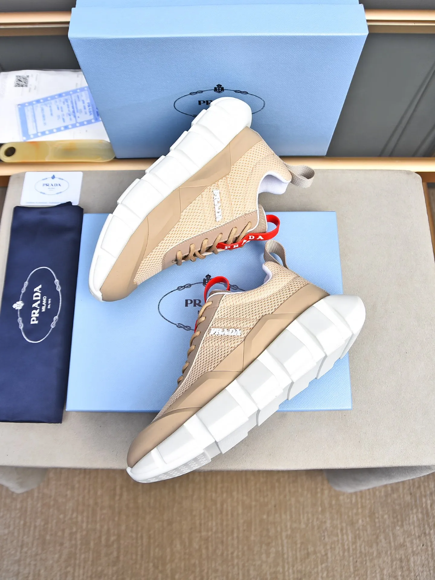 Men's shoes 💰480 PRADA/Prada men's lace-up casual sports shoes, the upper is made of cowhide leather and breathable mesh. It is soft, comfortable and breathable. The tongue is decorated with the PRADA brand letter logo. The thick rubber sole echoes the red label tongue. The style is fashionable and generous. The details are carefully crafted. A casual sports shoe with a super fashionable look on the foot. Excellent breathability!  Size: 38-44 (45 46 customized)